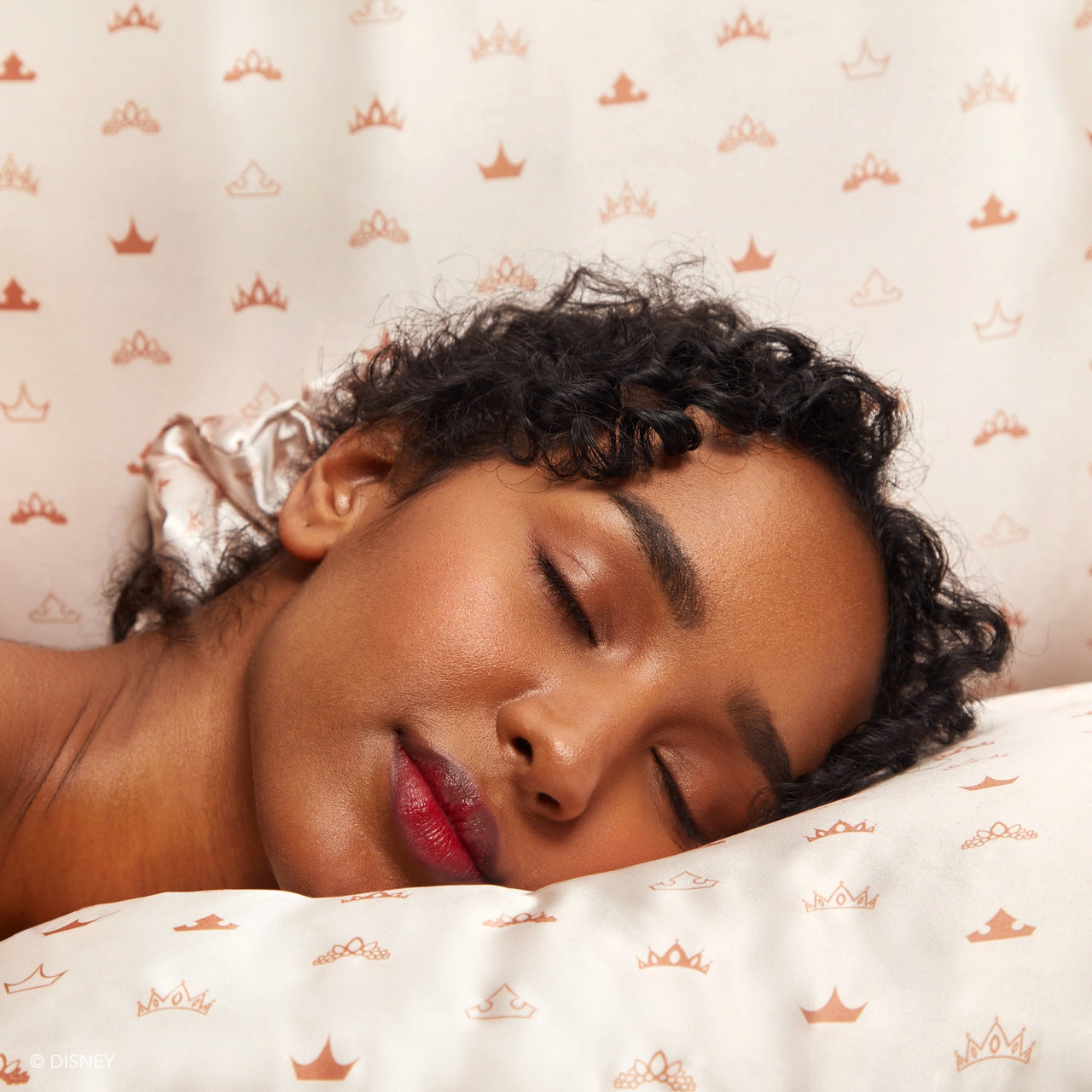Kitsch x Disney Princess funda de almohada de satén con coronas
