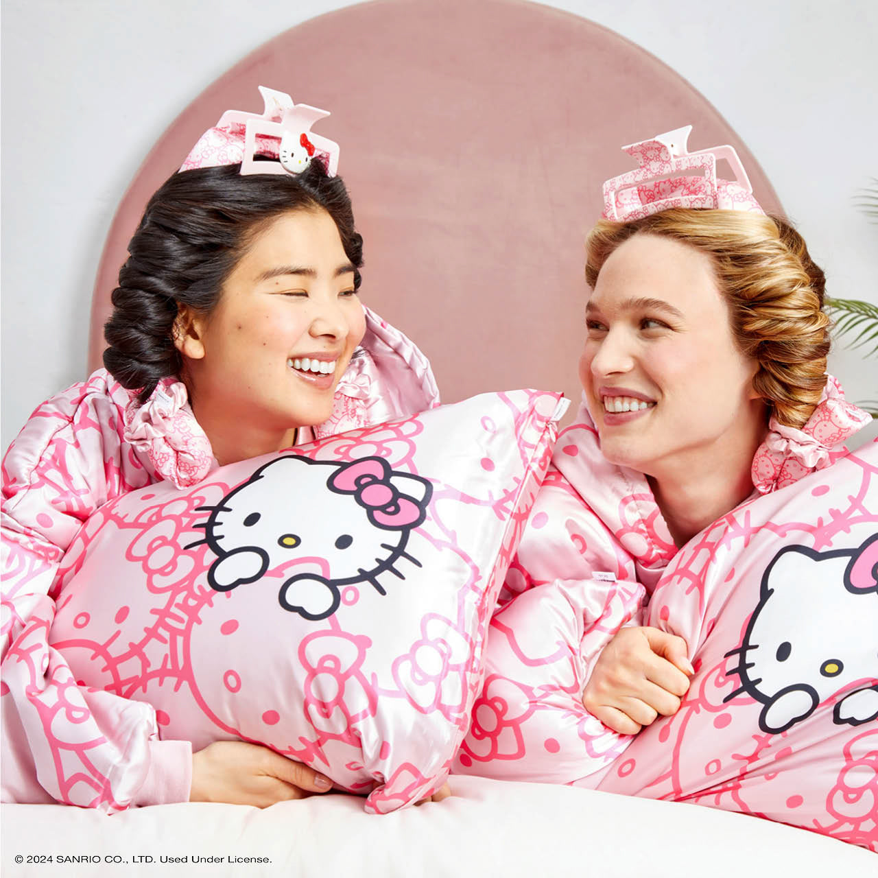 Kitsch x Hello Kitty Glazey en satin avec des visages Hello Kitty roses