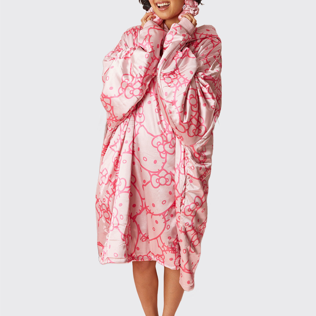 Kitsch x Hello Kitty Glazey en satin avec des visages Hello Kitty roses