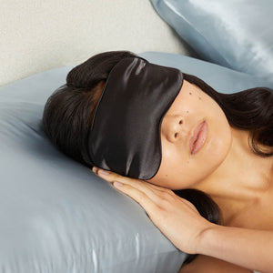 Ögonmask i lavendeltyngd satin